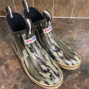 Boys Camo Xtratuf boots size 5